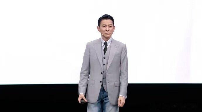 刘德华一如既往的帅气且绅士刘德华西装搭配牛仔裤 混搭穿在他身上成了一种语言，说着