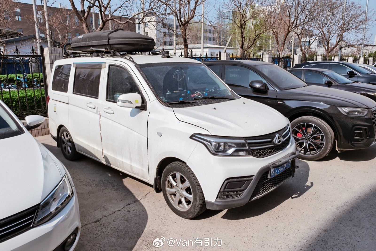 车里堆满鱼竿、小摇轮之类的，这应该就是传说中钓鱼车吧？隐约感觉这爱好不省钱van