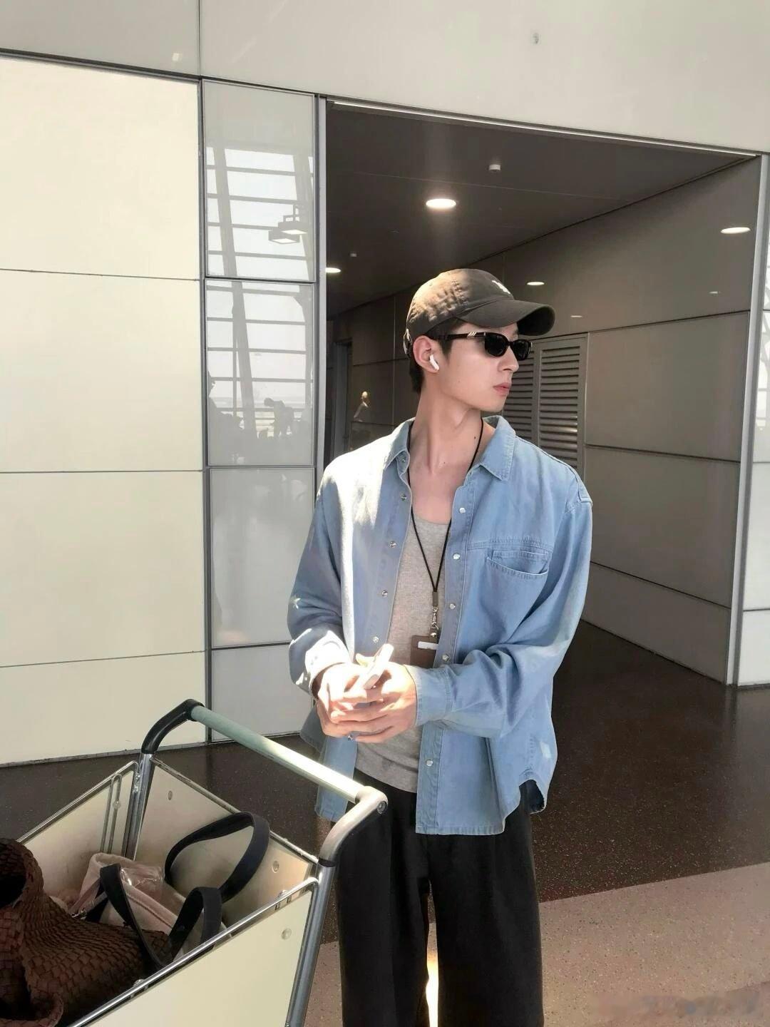 男大生的夏日懒人穿搭公式来啦！✨周一用 oversize 灰 T 配工装短裤，侧