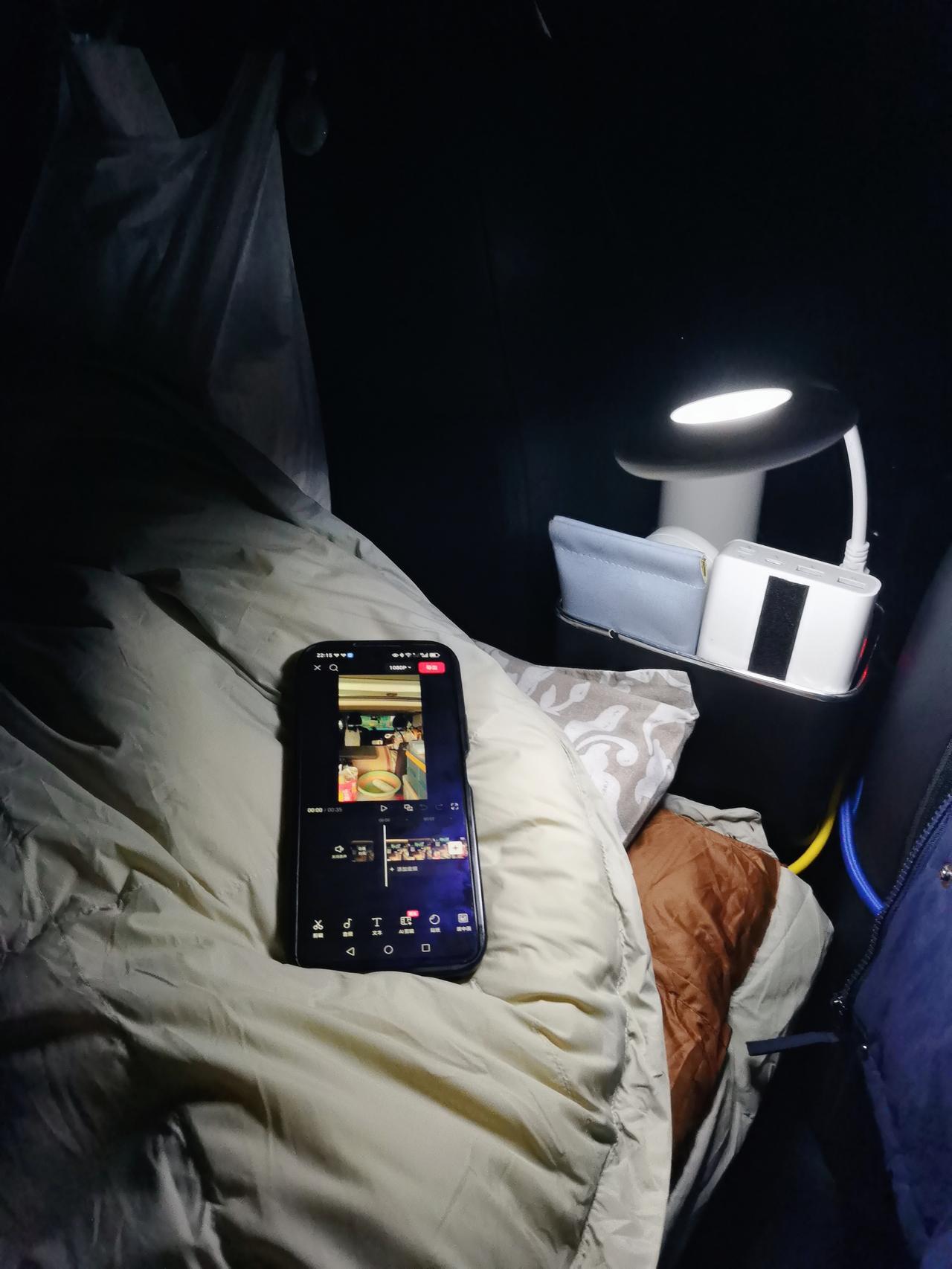 早上十点下了高速，沿着国道跑了三百多公里，一路限速路段也太多了，跑着真费劲。天黑