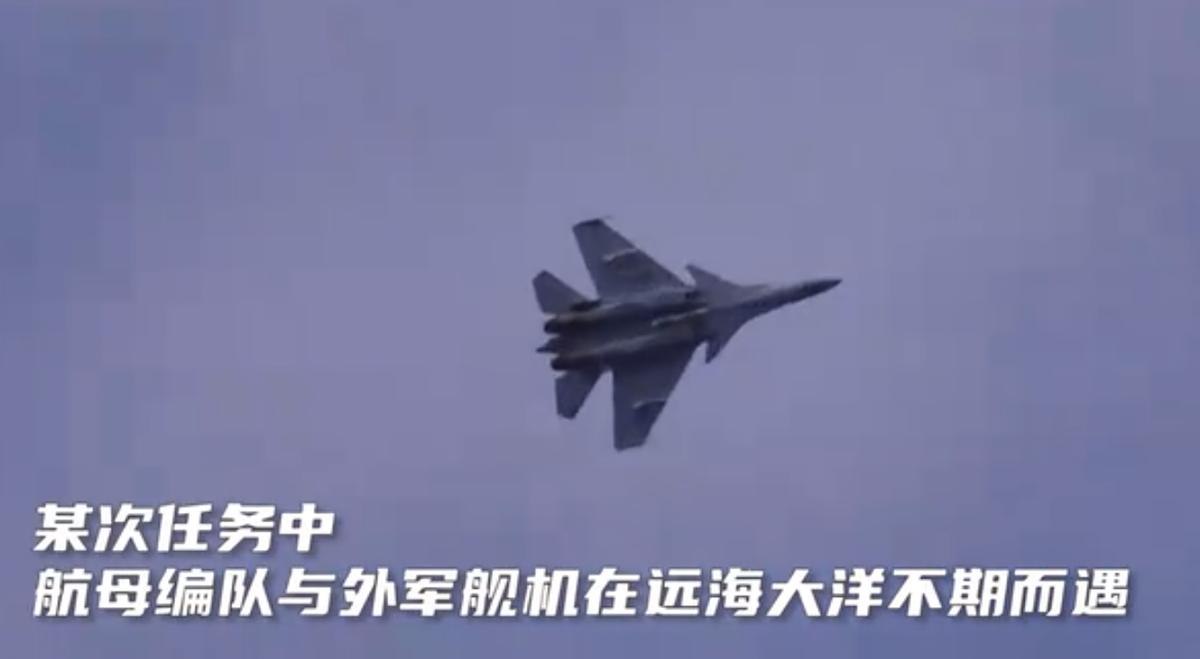 央视报道，辽宁舰航母编队在一次任务当中，与外军舰机“偶遇”，歼-15战斗机挂载实
