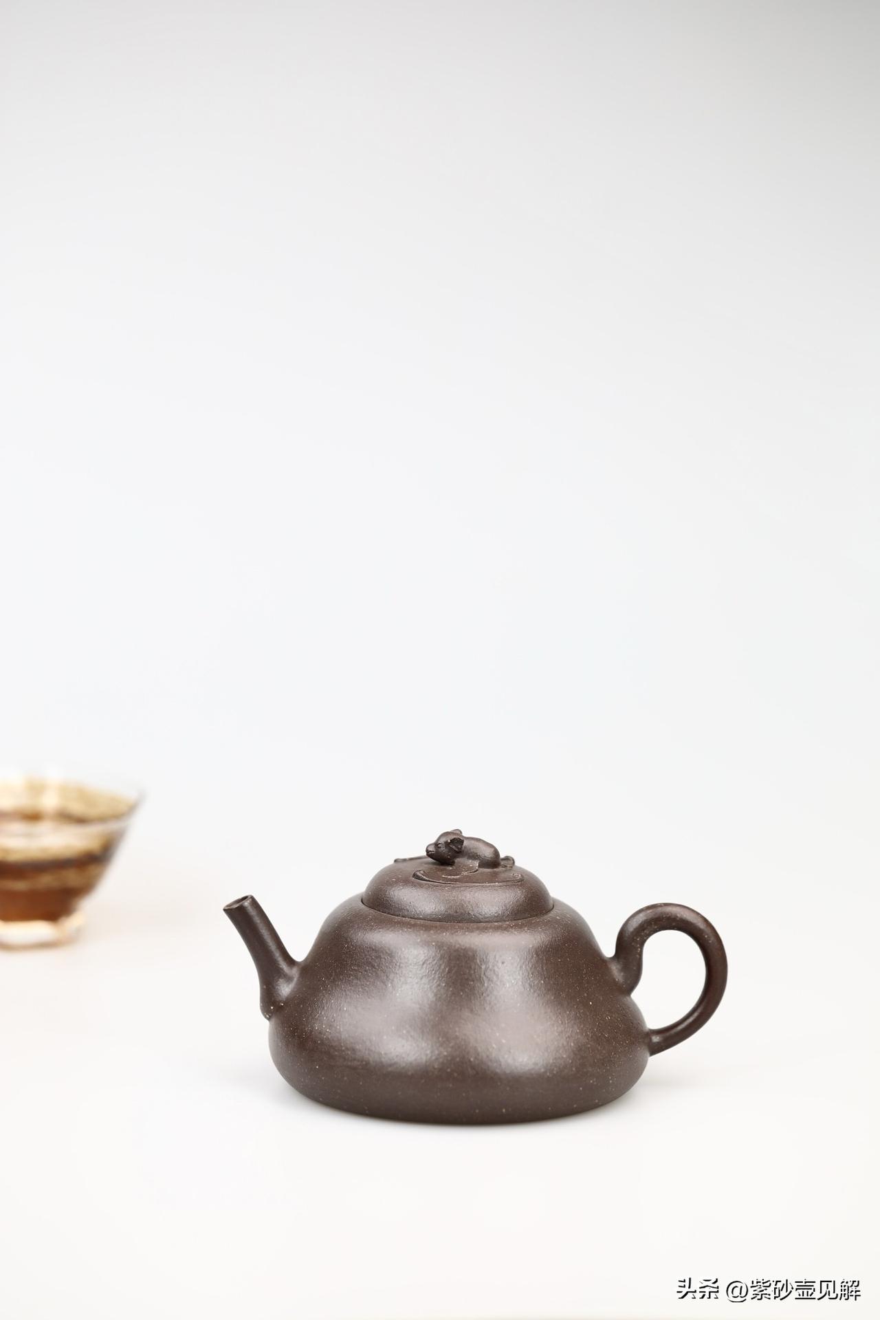 黄龙山30米下，挖出了一种叫“天青”的泥，烧出来竟不是青色
玩紫砂壶的朋友，多少