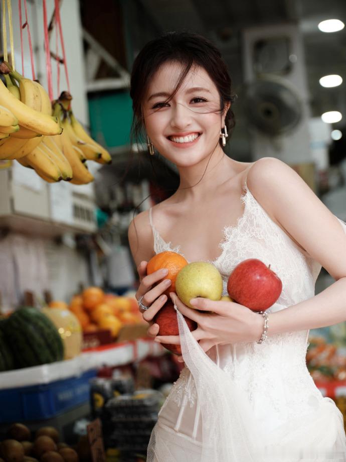 李兰迪这组拍得鲜活、好看。 