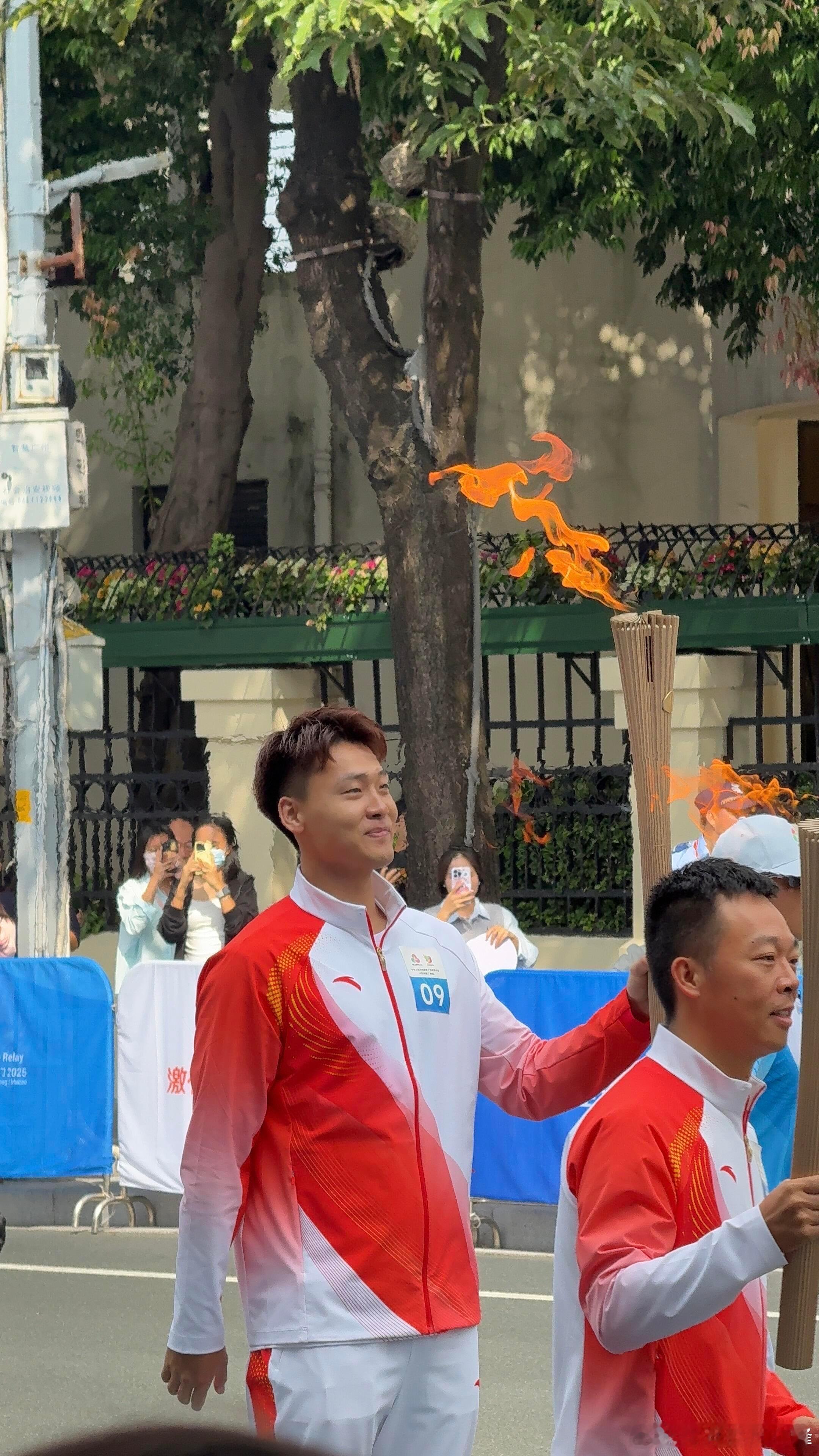 十五运会广州站火炬传递开跑赵睿代表中国男篮接火炬第九棒！今年中国男篮在赵睿的带领