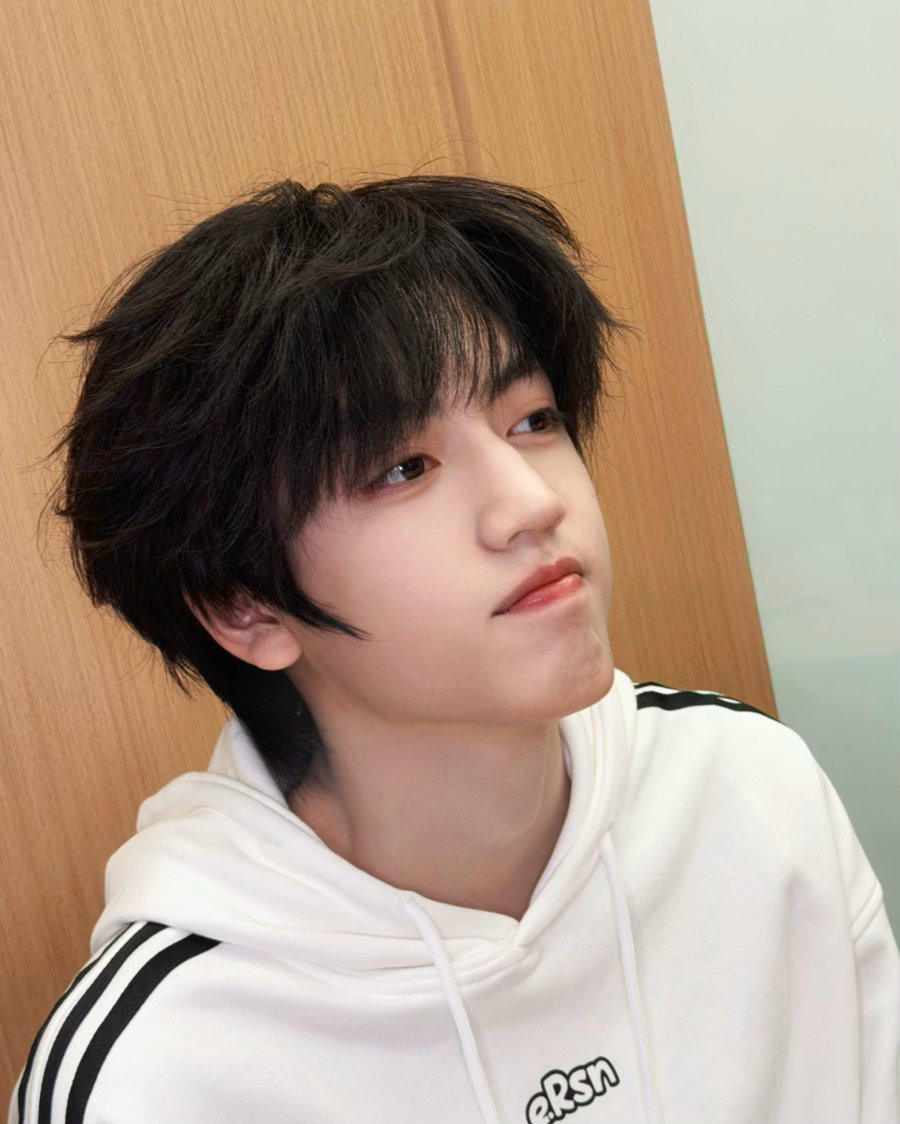 张桂源男友感自拍 张桂源高会更新💬这一组帅炸了💥从漫画里走出来的撕漫男，男友