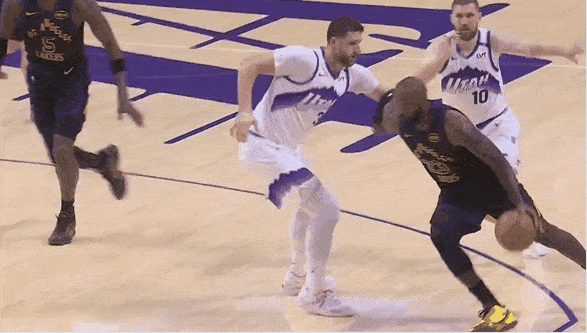 顿宝很开心！艾顿谈老大哥詹姆斯：

“跟勒布朗一起打球，真的太舒服了。”

“我