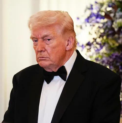 美伊战局，把特朗普搞蒙了，说话颠三倒四，怪不得议员们质疑他的对伊决策，他自己也说