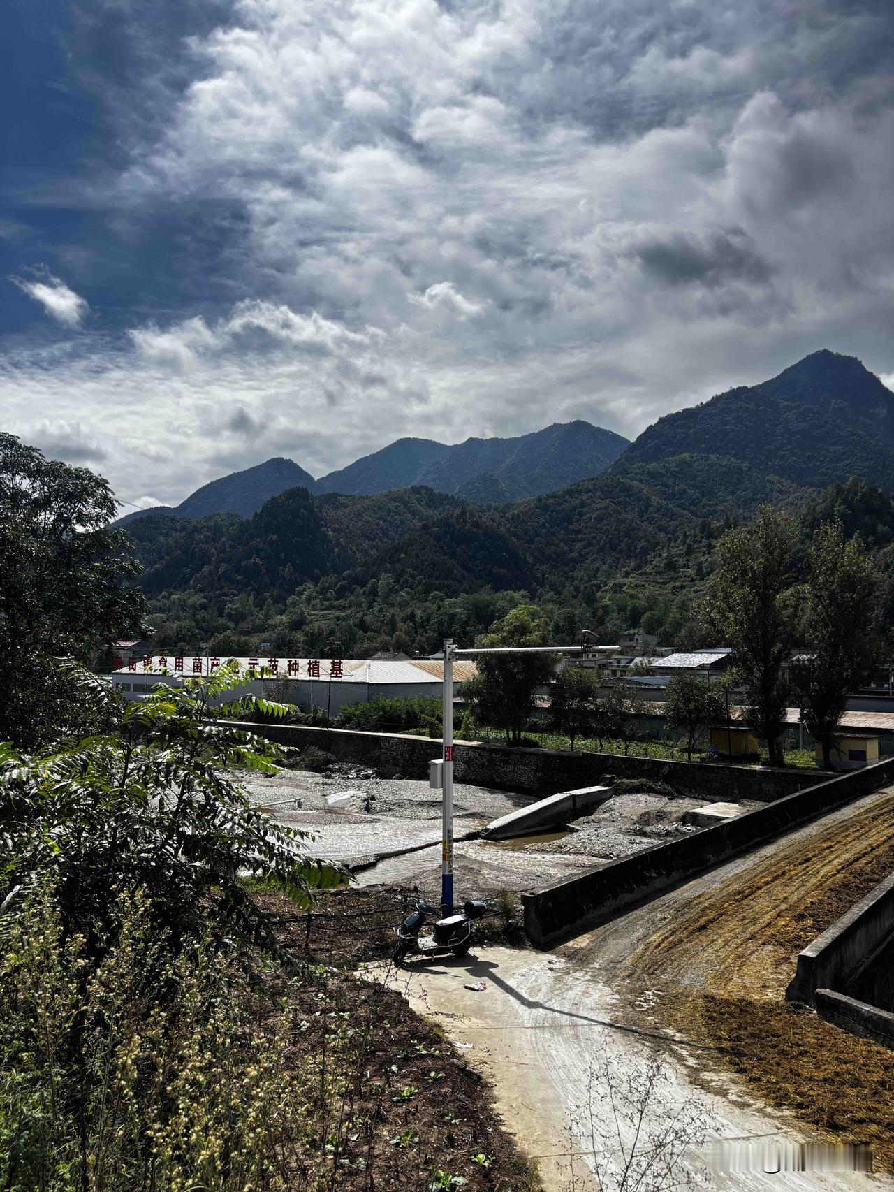 商洛齐塬村随拍，位置在商洛市商州区麻街镇中部，丹江南岸，312国道隔河相望￼。