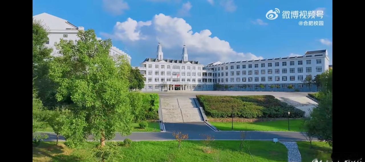 合肥藏着座“欧式城堡大学”——安徽外国语学院。尖顶楼宇在晴空下如童话秘境，“学兼