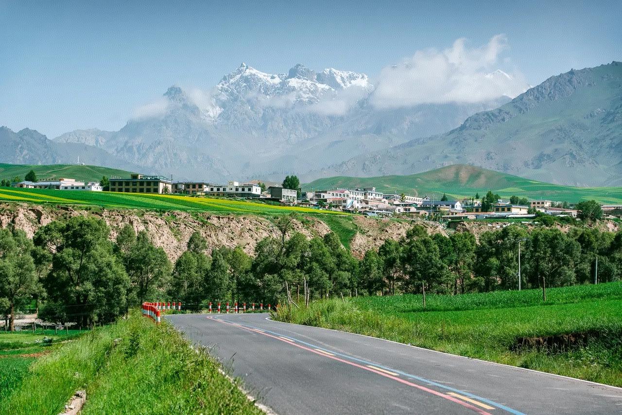 今天接待一个高二的学生家长，跟我说孩子想要买手机，而且态度比较坚决。高二的孩子现