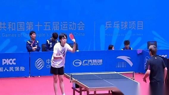 也不知道在跟谁较劲。
看他练球那个样儿，头发湿得像刚从水里捞出来，满脸通红，嘴里