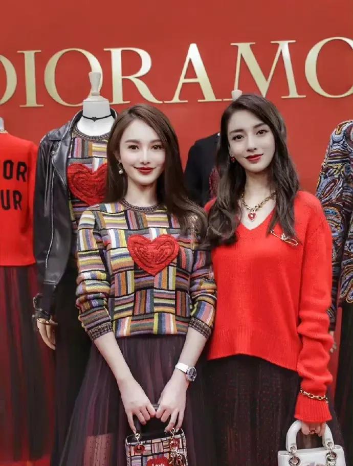 黄晓明的前女友和现女友都和杨颖合过影，全部被杨颖给秒杀了！

她们三个人有个共同