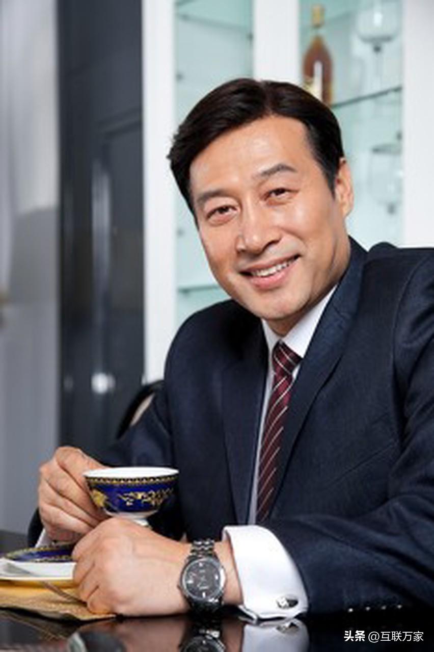 人到中年，突然面临一个灵魂拷问：还要不要认真打扮自己？身边很多中年人觉得都这岁数