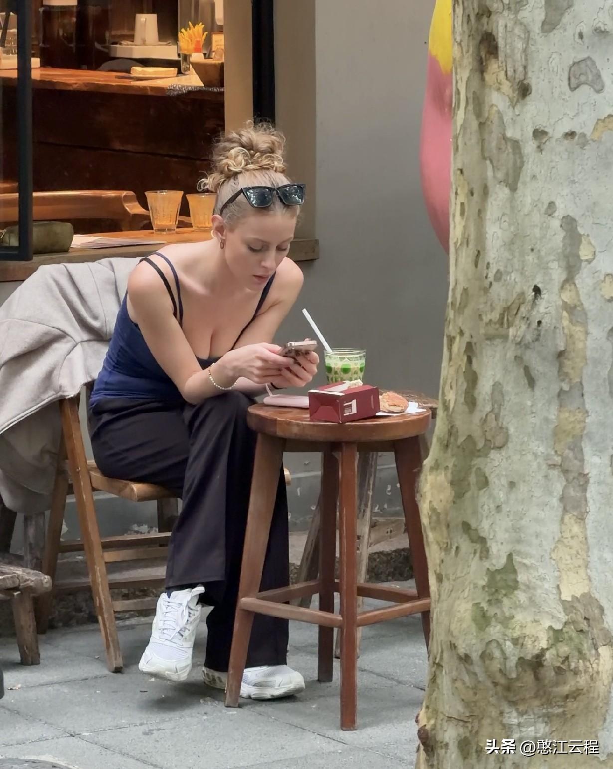 越来越多的外国美女来中国，休闲空间。