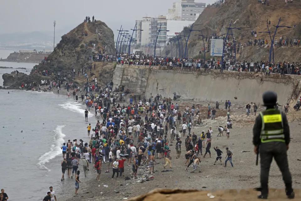 【默许5万移民冲关闹出88条人命，西班牙政界矛头直指摩洛哥：必须给个交代】 西班