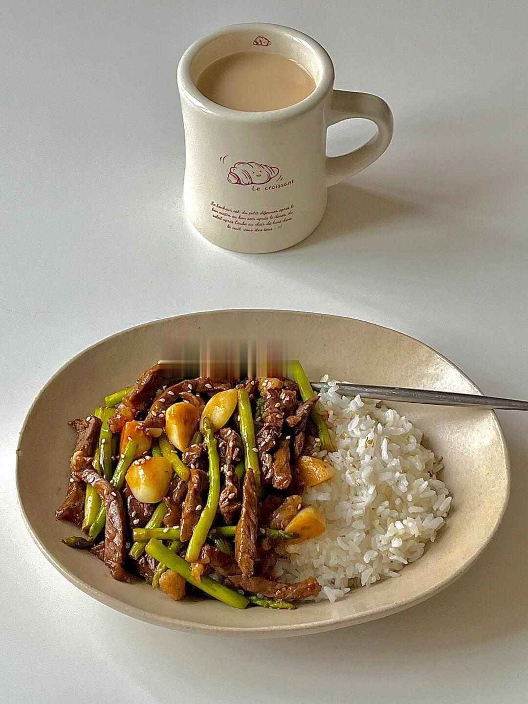 ☀️周末的早午餐｜巨好吃的牛肉芦笋盖饭😋