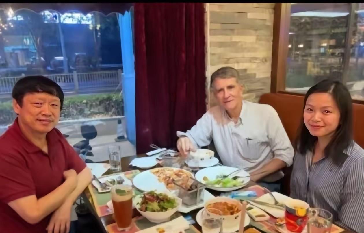 自作自受！《纽约时报》记者王月眉被驱逐出境，胡锡进被喊话该出来说几句了！他和王月