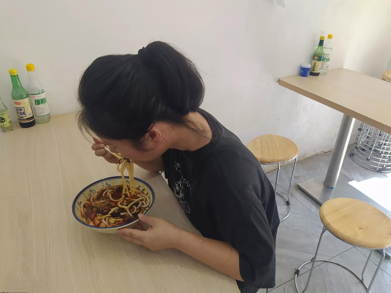 湖南人的一天，都是从嗦一碗米粉开始的……

每次来镇上赶集，都要先嗦上一碗邵阳米