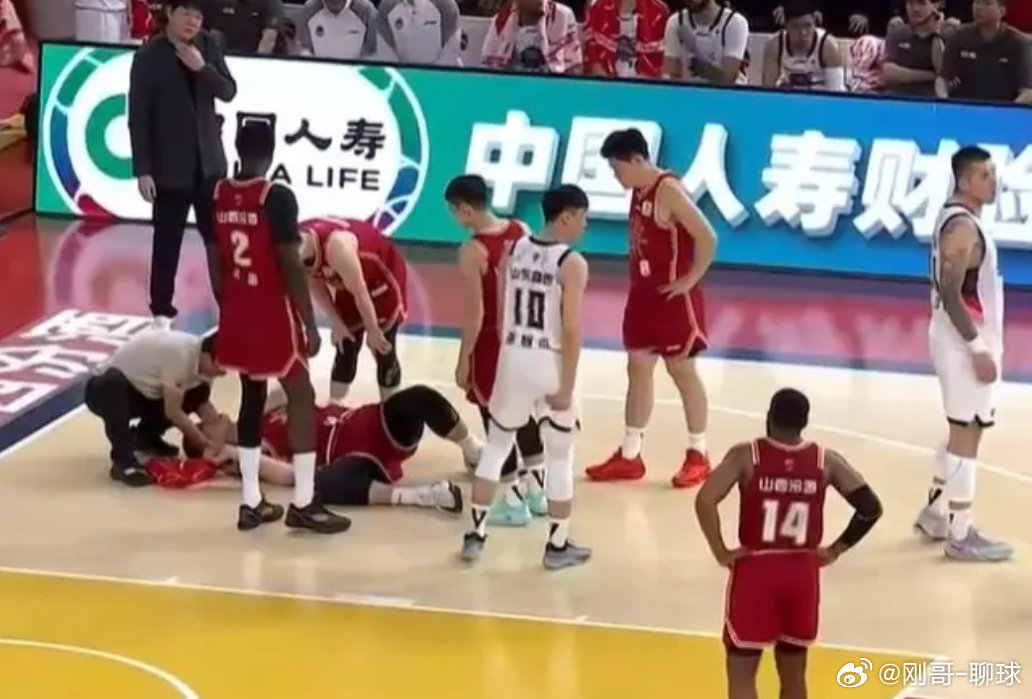 惨烈！刘传兴仅打1分钟遭陶汉林肘击重伤 被担架车推下场cba常规赛 北京时间3月
