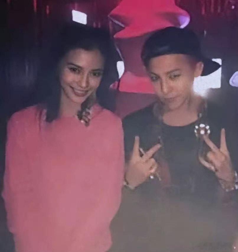 Angelababy曾给BIGBANG颁过奖很多艺人在综艺上都在说喜欢bigba