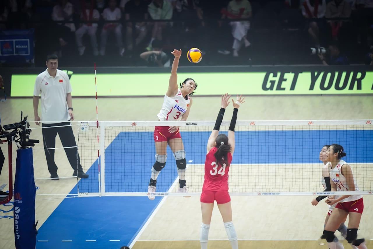 国际排坛动态中国女排中国队3-0（25-21/25-21/25-21）塞尔维亚队