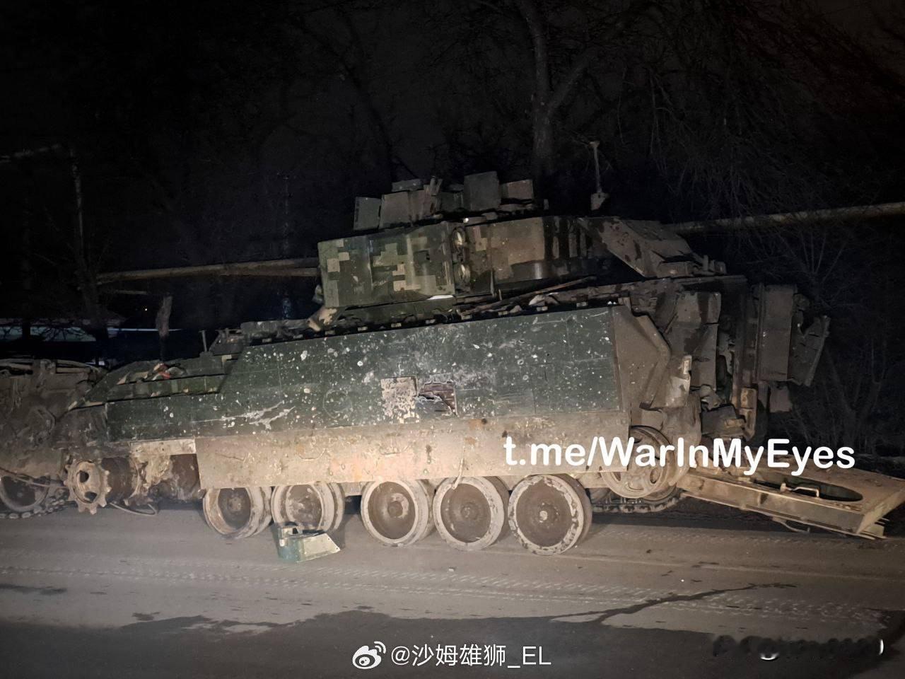 俄罗斯空降兵从阿瓦迪夫卡市拖走了乌克兰军队遗弃的M2A2“布雷德利”步兵战车和T