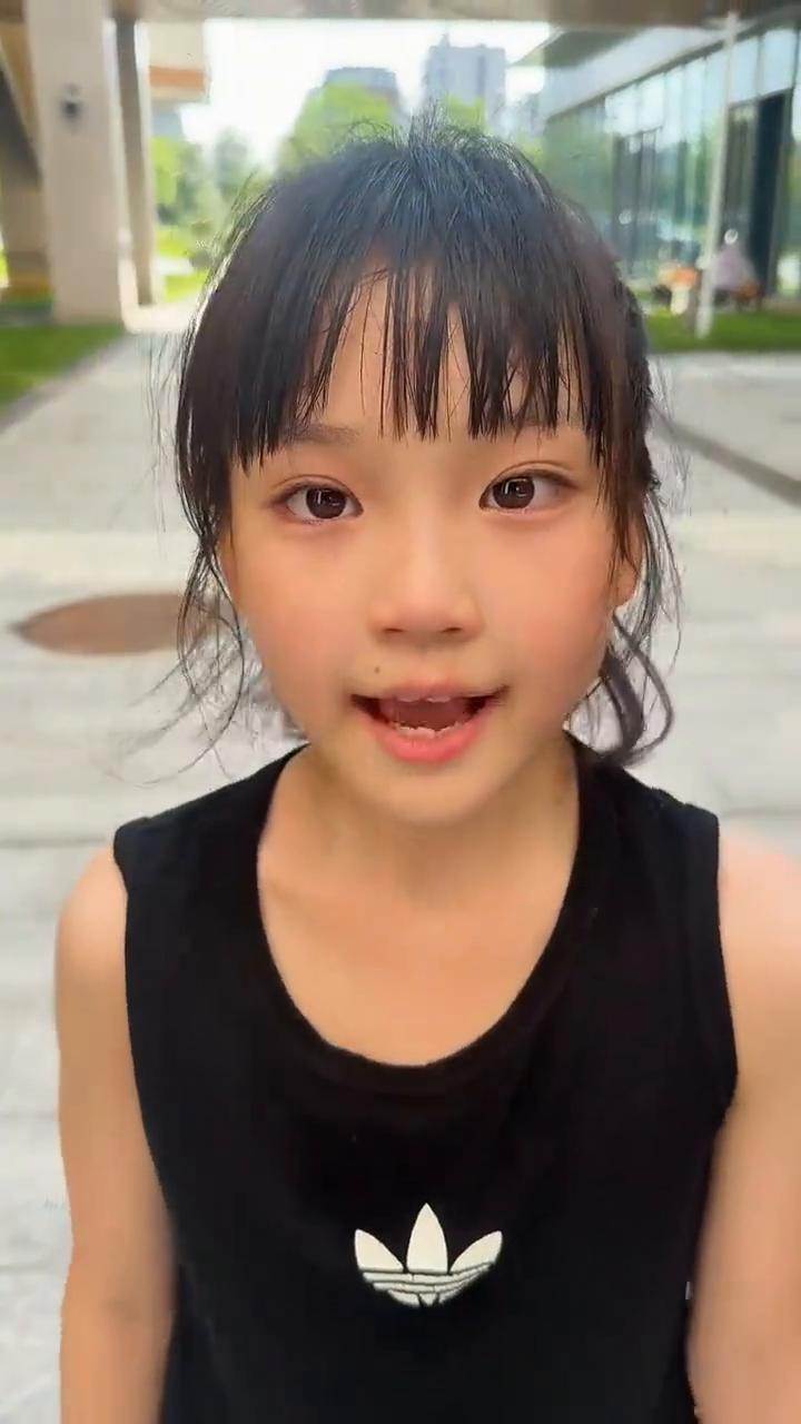 哥哥、姐姐、叔叔、阿姨、爷爷、奶奶，我放暑假了，今天给你们表演一种才艺。你们看我