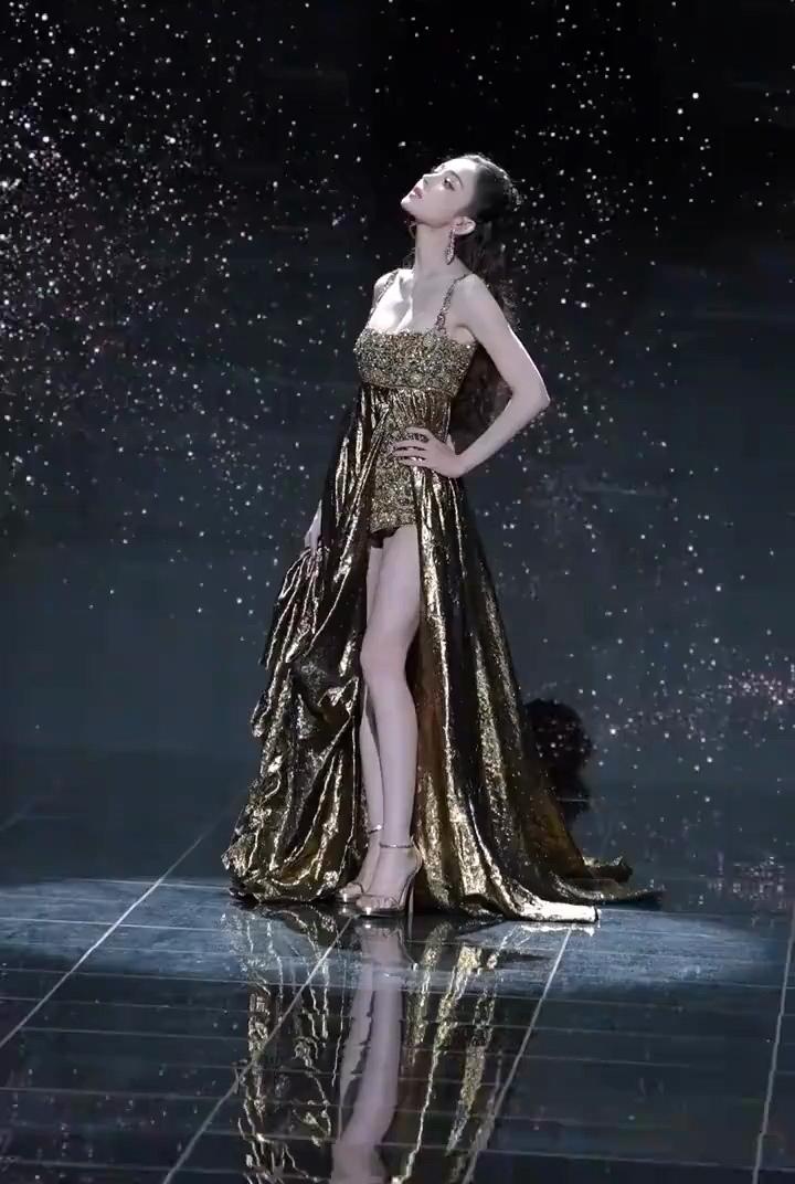 古力娜扎太美了[赞][赞][送自己一朵花][送自己一朵花]娱乐 好身材性感女神 