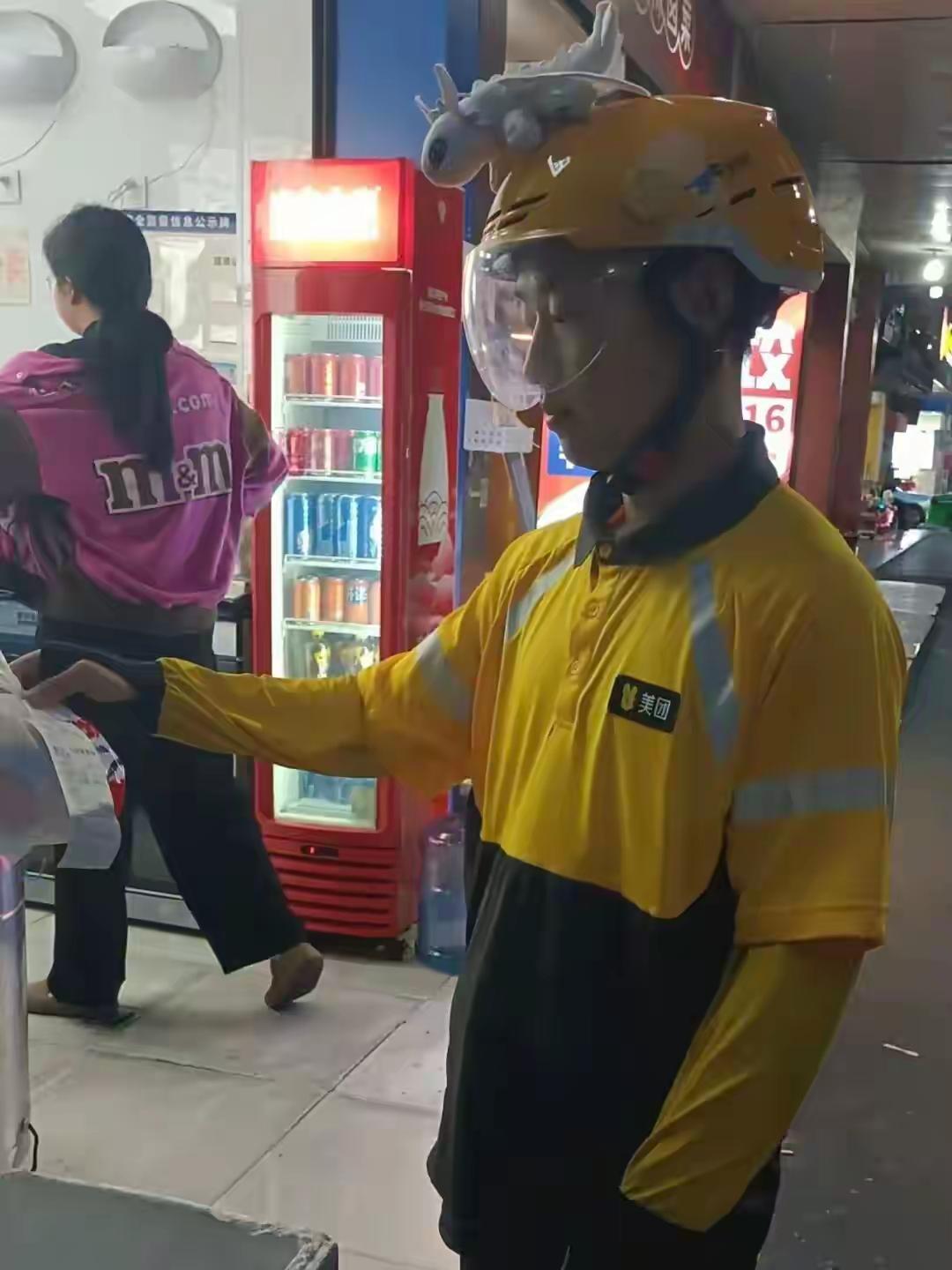 深夜路口突冒火光！21 岁"00 后”外卖小哥一个动作，全网破防：这才是中国青年