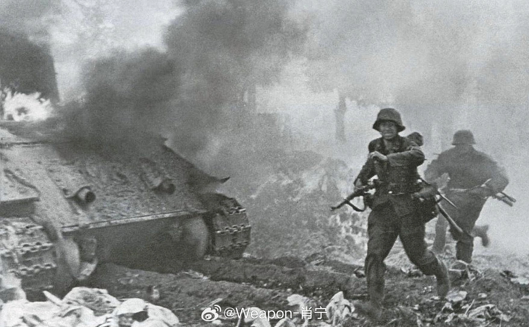 #照片中的历史[超话]# 德国党卫军第3装甲师“骷髅”师的装甲掷弹兵检查了苏军第