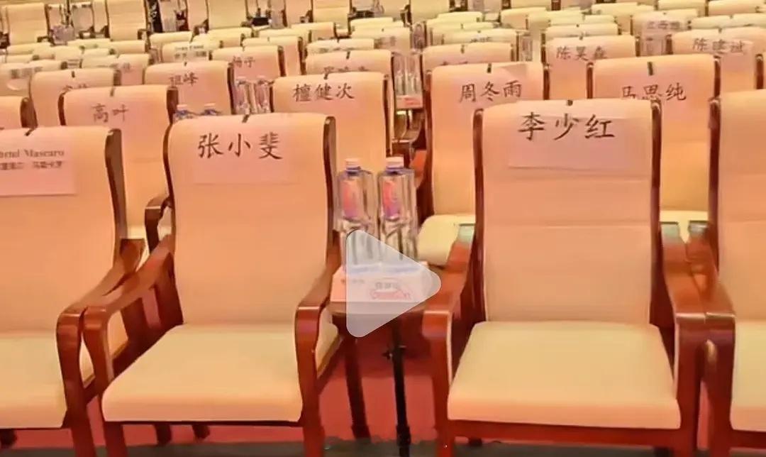 北影节座位有变动，周冬雨马思纯挨一起 