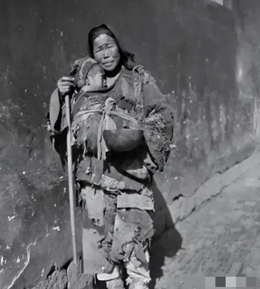 1949年7月，湖南平江县委大院门口，一个衣衫褴褛的女人被哨兵拦住，她头发蓬乱，