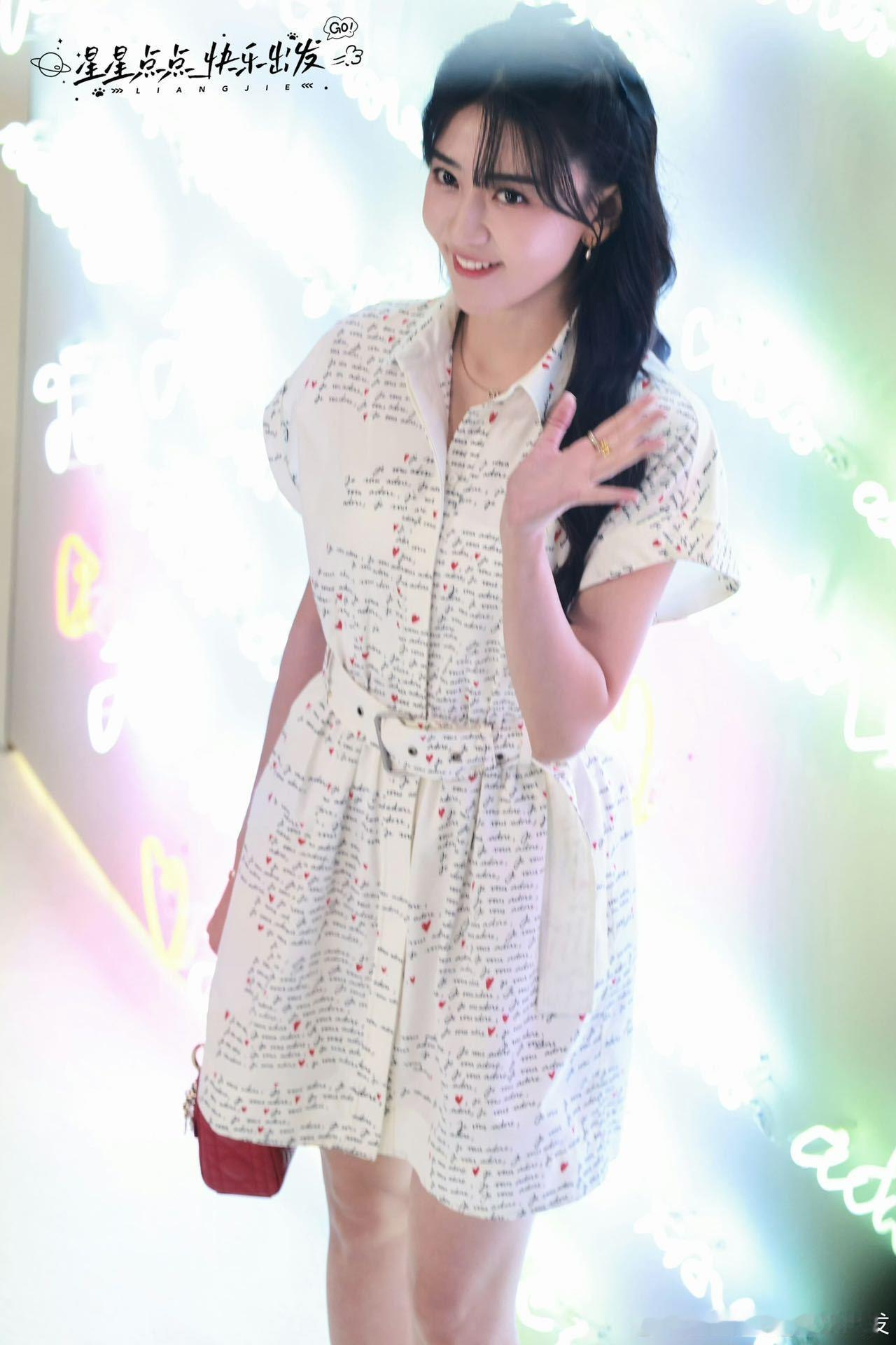 #梁洁活动生图# ​​​梁洁今晚活动的生图让人陶醉。公主头的发型增添了几分灵动，