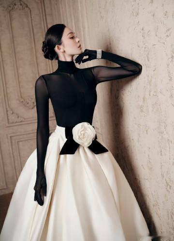 娜扎衣服上好大的山茶花娜扎vogue出发造型大胆山茶花装饰彰显个性，娜扎完美展现