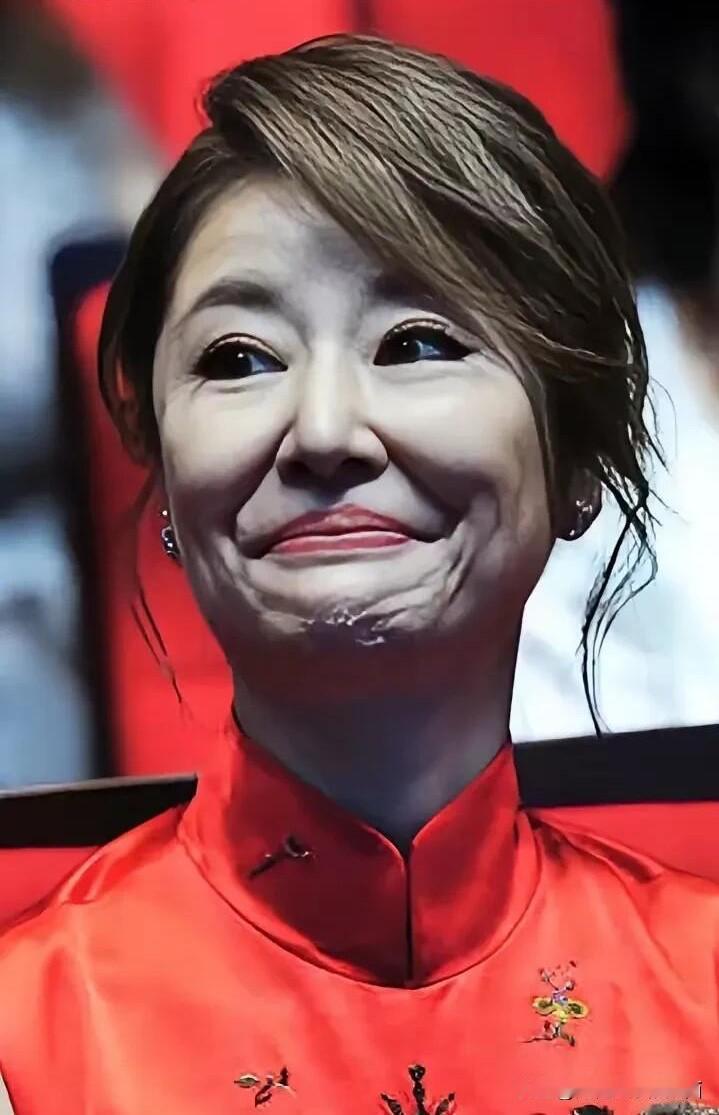 这才是40多岁女明星真实的样子，现在打扮和气质跟网红一样了 ，看起来颜值跟以前下