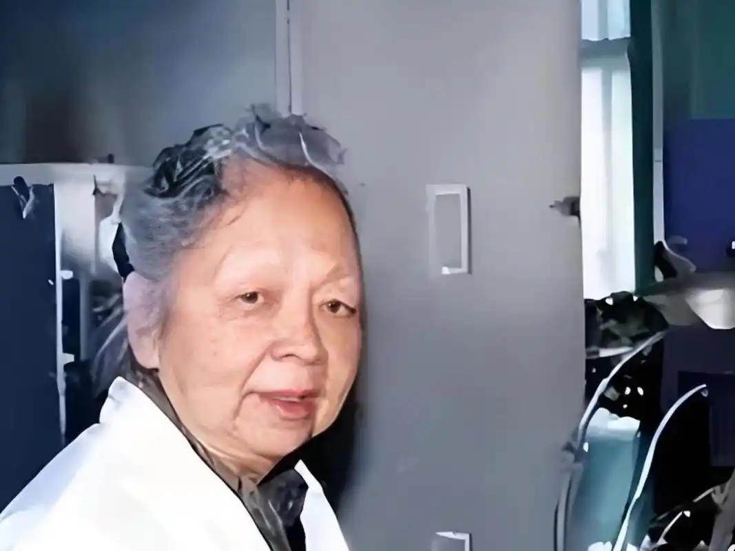 1978年，北京中科院的一间老旧实验室里，一位视察的领导走到走廊尽头，突然脚步一
