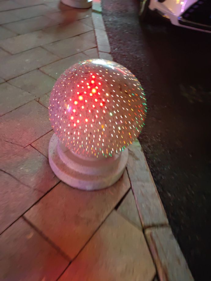 东北人对彩灯的执着belike： 