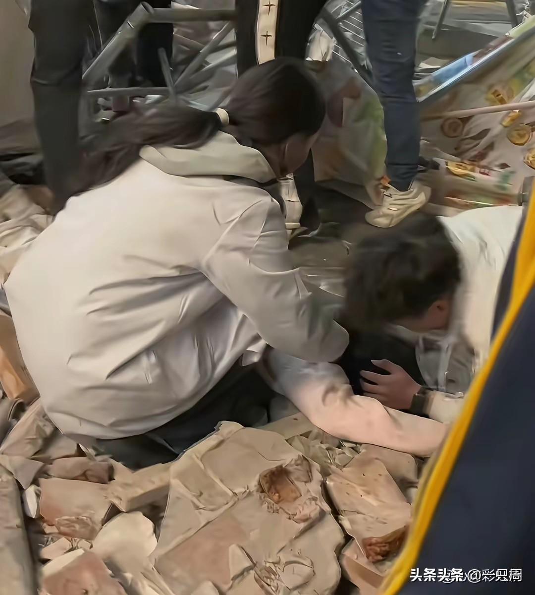 墙面倒塌这是第几次了？
长沙潮宗街网红墙面倒塌，导致两位女孩死亡，四人受伤，其中