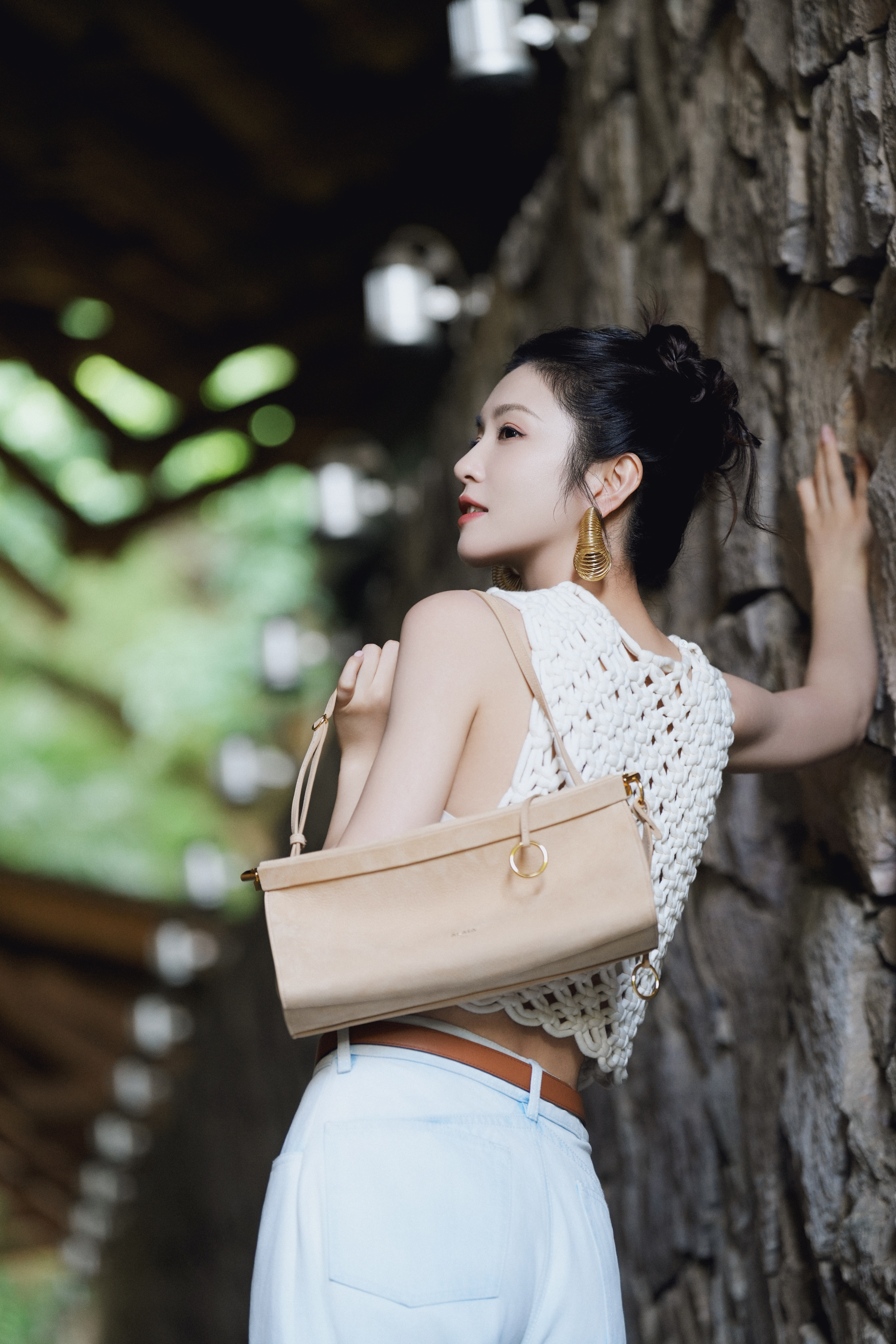 李云霄 × ALAïA☁️演绎全新 Le Click 手袋，松弛优雅的夏日氛围，