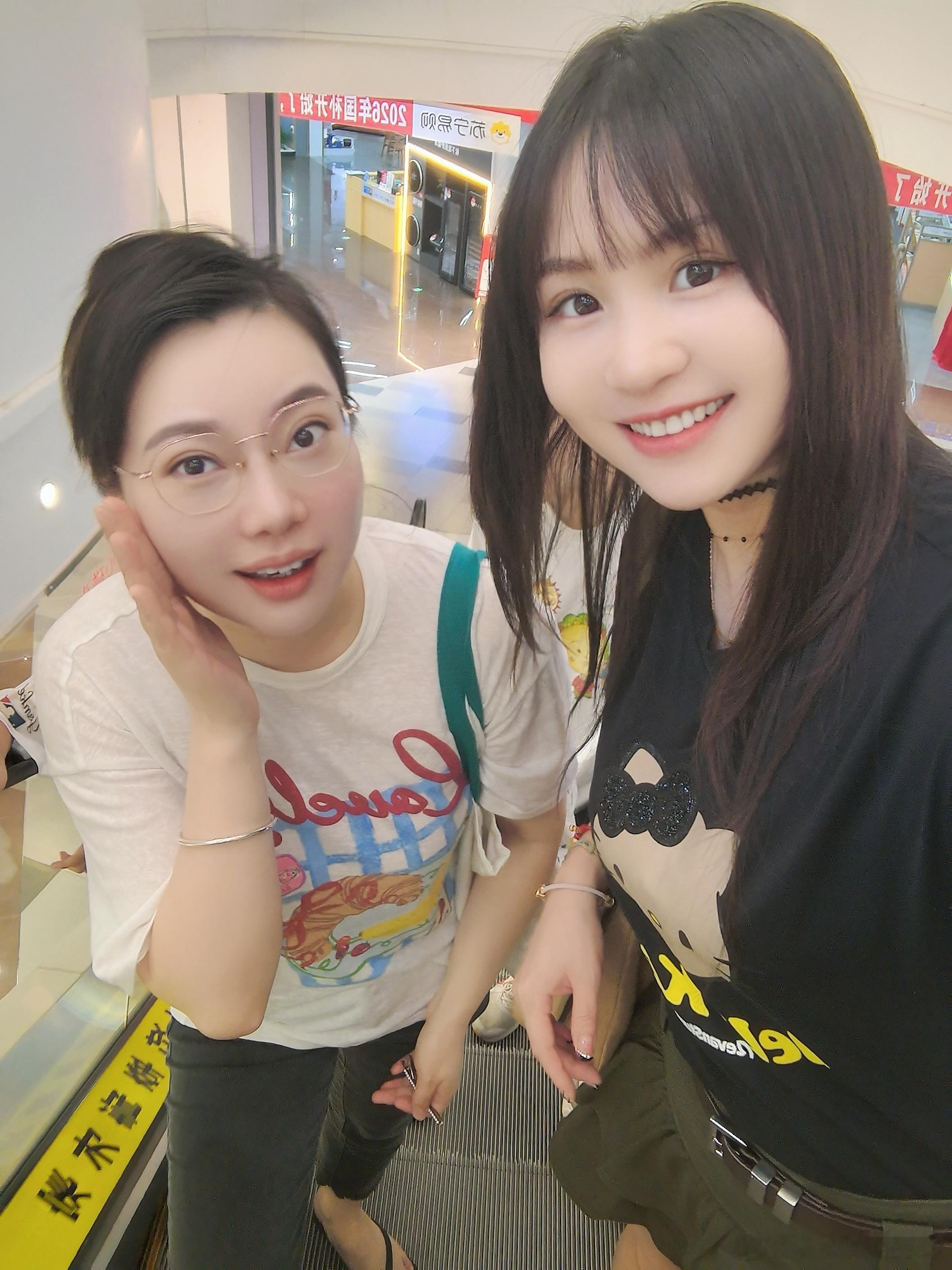 朋友大儿子15岁还像少女一样漂亮，苹果原相机拍也很美！我只能活在美颜相机里！哈哈