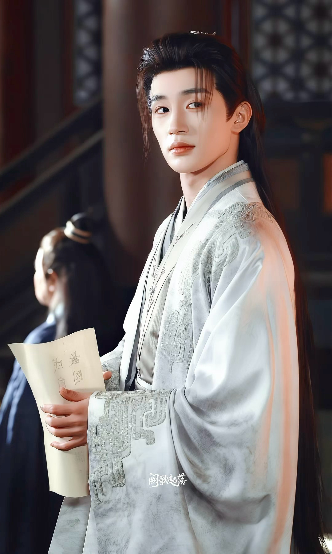 * 裘见青×裴迹之“裴爱卿，你一直盯着裘爱卿做甚？” 