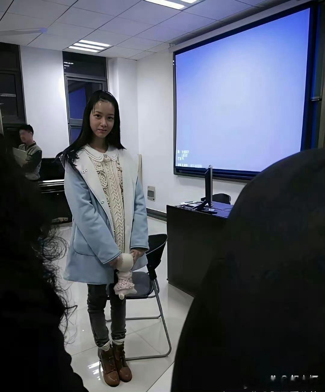 陈都‎⁠灵大‏⁠学时‎⁠⁠期不‌﻿愧是校花，素⁠﻿颜状‌⁠态⁠‍直接秒杀‎一‎大