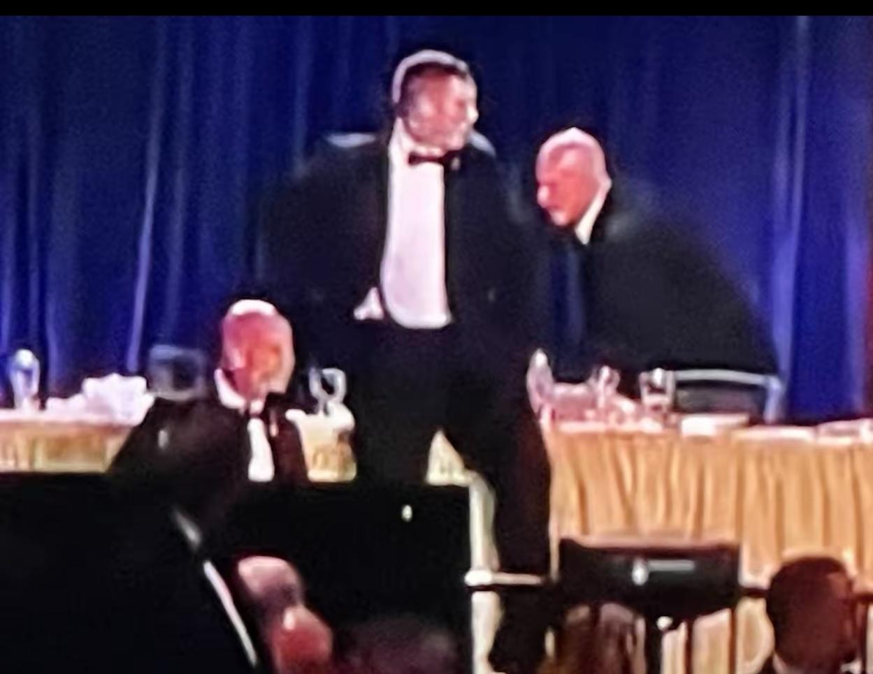 有些职业可以说是向死而生，比如说美国特勤局的特工。
         当美国华盛