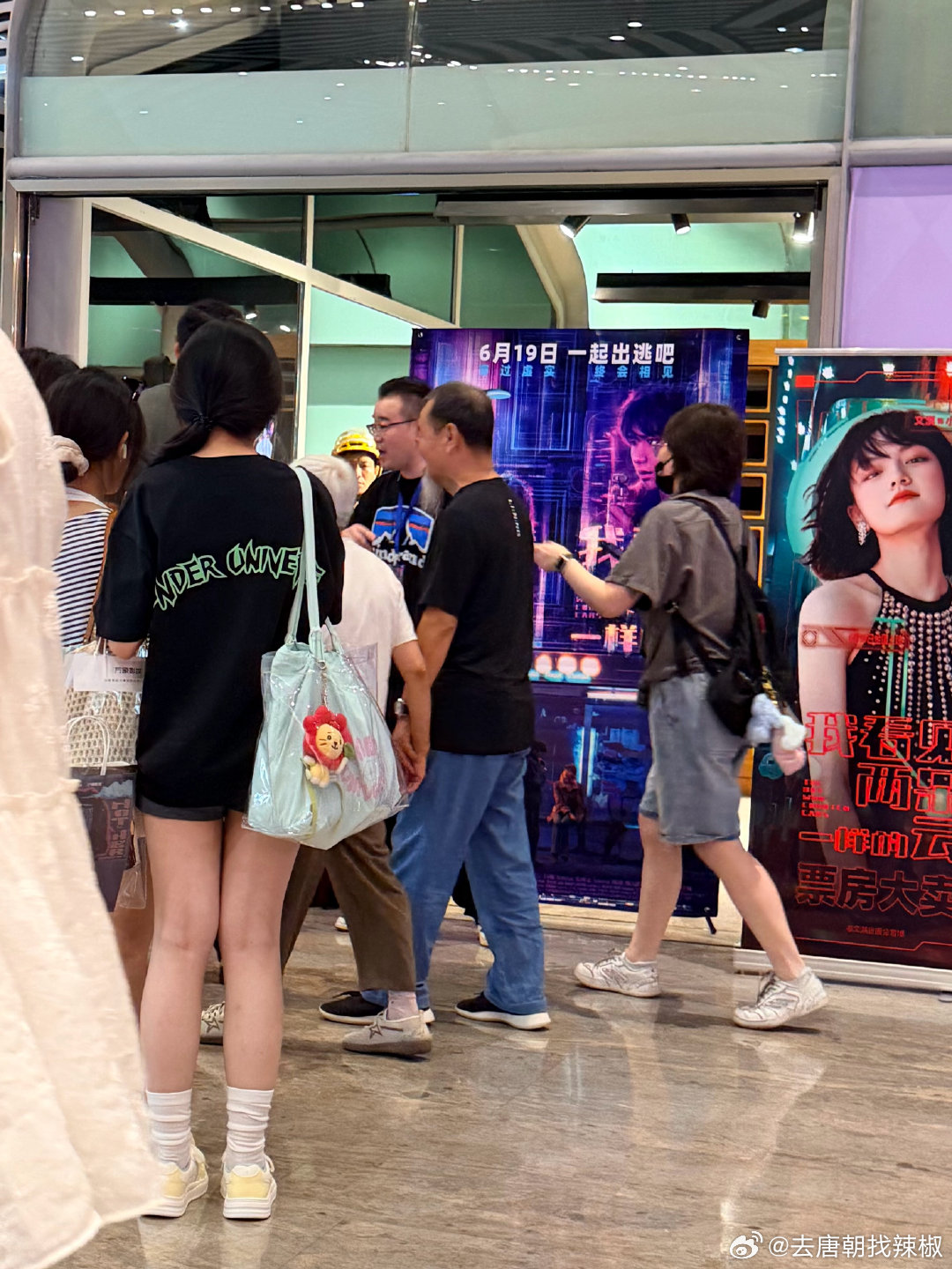 爷爷奶奶也牵手来影院支持了 （