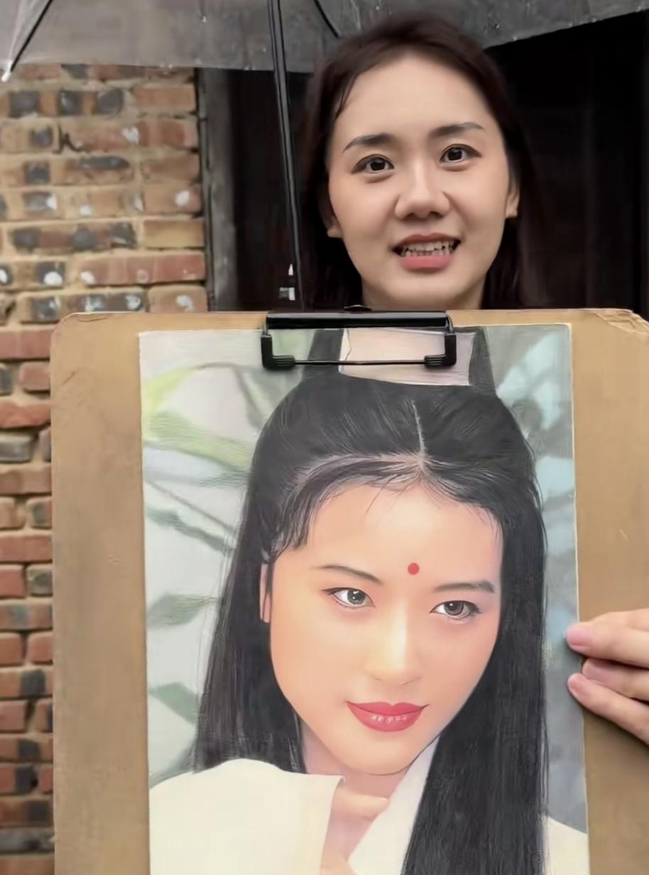 有一个女孩子长的很漂亮，每天从不同的屋子里出来拿出画好的人物肖像，让叔叔夸她，但