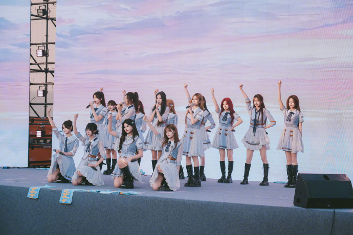 夸一夸6月9日贸大站的丝芭女团！她们把“SNH48爱在贸大”草地音乐嘉年华变成了