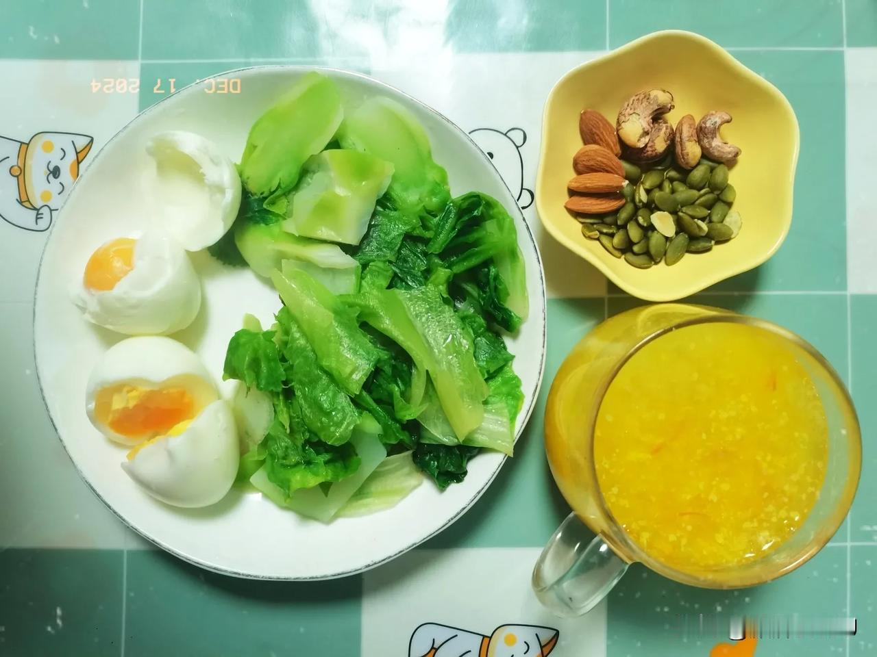 冬日绵绵之中年女性减脂早餐日记
主食：小麦胚芽
蛋白质：鸡蛋
蔬菜坚果：芽菜、黄