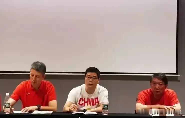 姚明离任，新管理层引发争议：签约保证书是创新还是倒退？

近日，我国篮球界发生了
