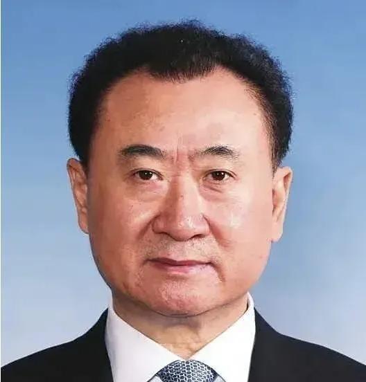 他卖掉了大量的万达广场，连北京万达总部都卖了，不是为了自己，却是为了对得起自己。