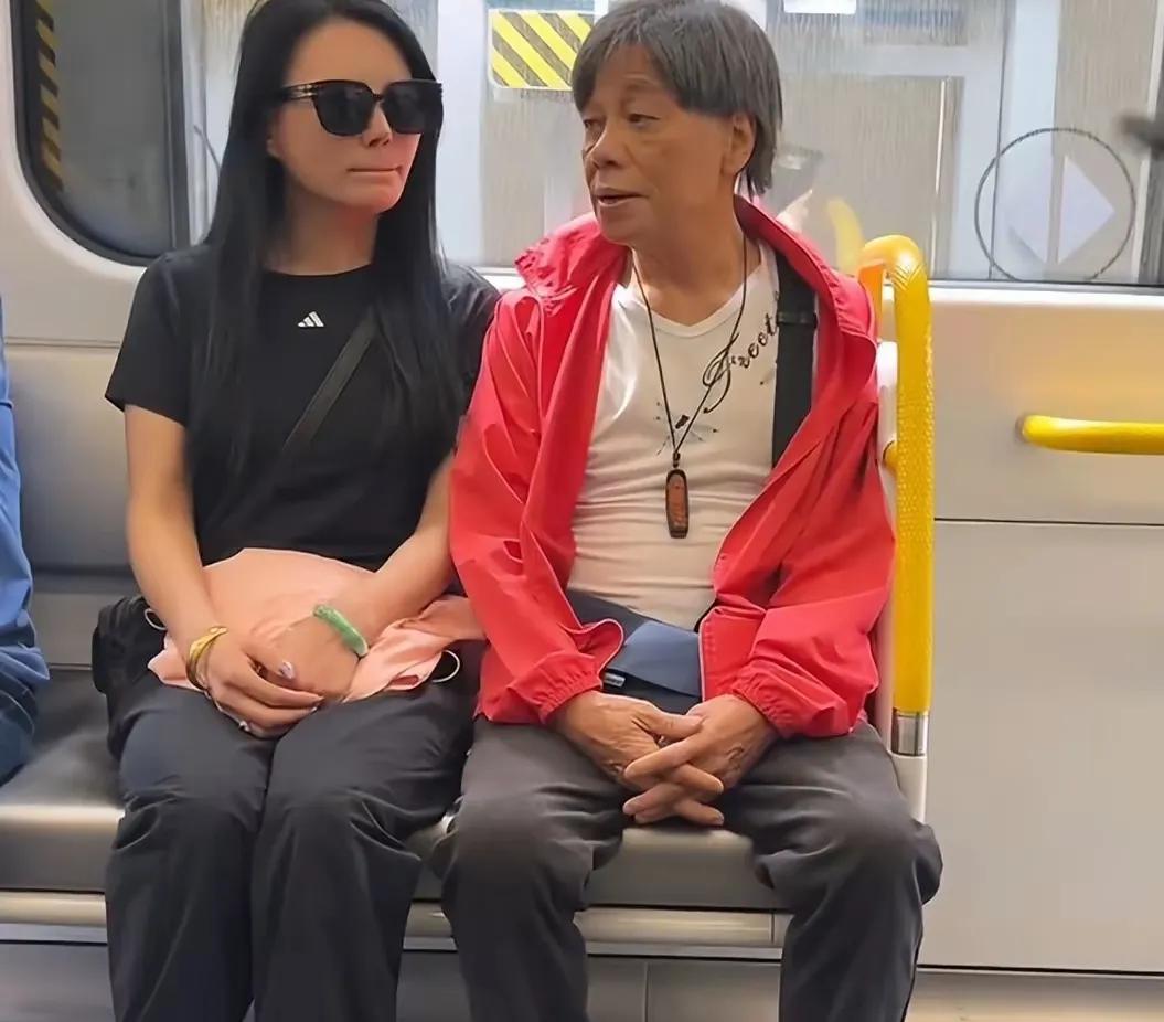 近日，77岁的香港功夫巨星梁小龙与妻子宋骧在深圳地铁被偶遇，其状态引发关注。
